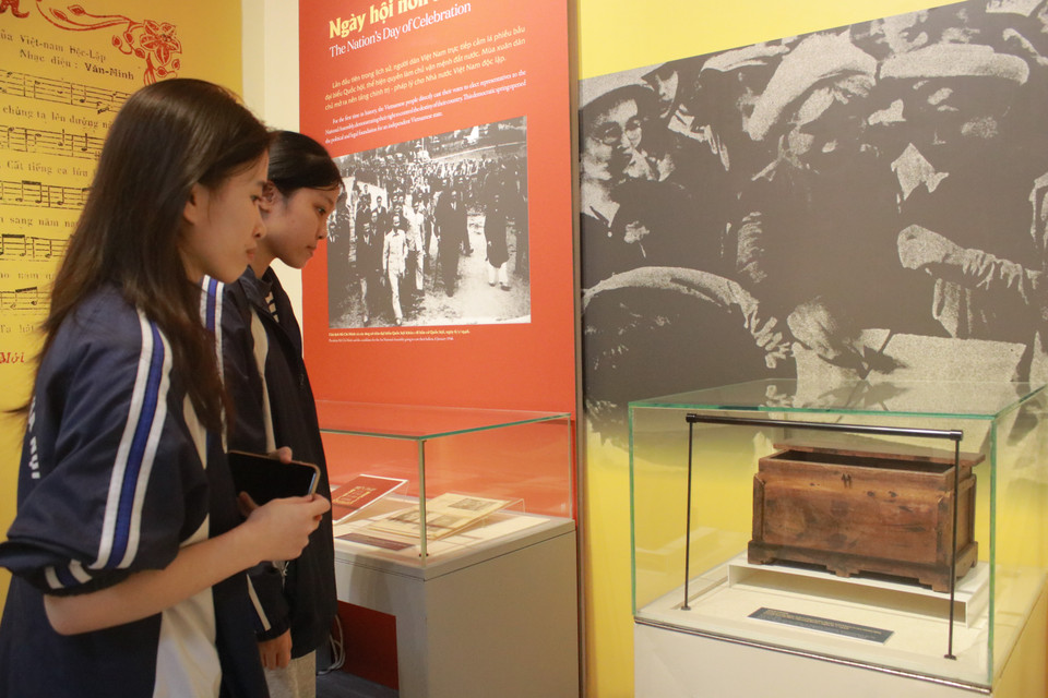 Hòm gỗ mộc dài 37cm, rộng xấp xỉ 20cm và cao 22cm, được dùng làm một hòm phiếu địa phương trong cuộc bầu cử đại biểu Quốc hội ngày 1/6/1946 tại huyện Tuyên Hóa, tỉnh Quảng Bình cũ. (Ảnh: Minh Anh/Vietnam+)