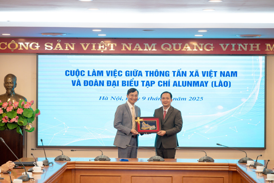 Kết thúc cuộc làm việc, đại diện hai báo tặng nhau những món quà mang nhiều ý nghĩa. (Ảnh: Minh Sơn/Vietnam+)