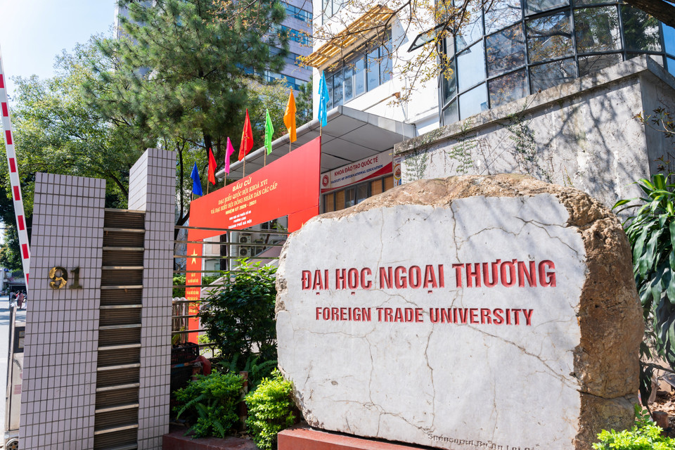 Đối với trường Đại học Ngoại thương, khu vực bỏ phiếu được đặt trong khuôn viên, gần cổng trường. (Ảnh: PV/Vietnam+)