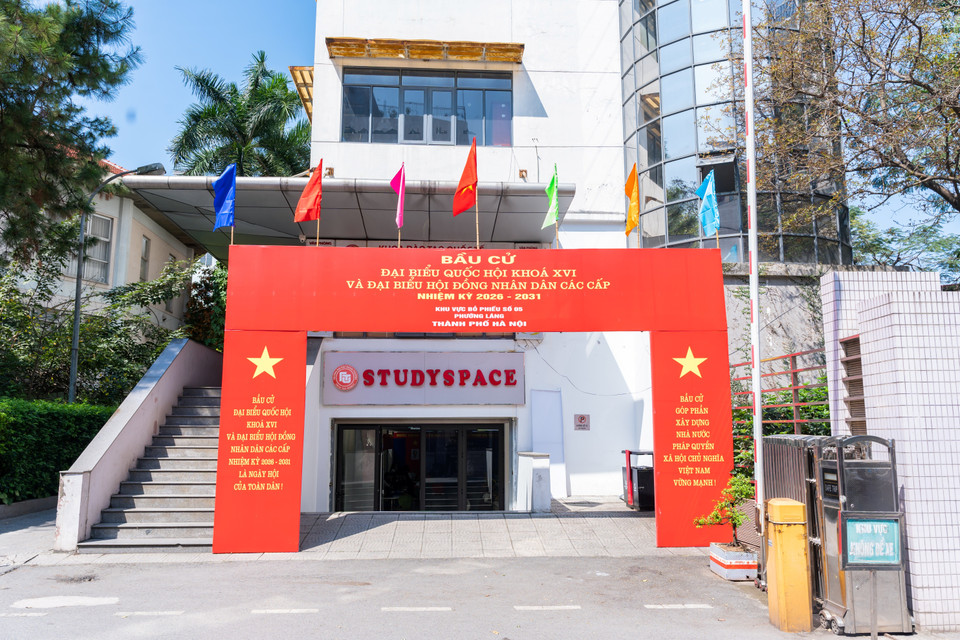 Đây là nơi đặt khu vực bỏ phiếu số 5 của phường Láng, thành phố Hà Nội, dành cho khoảng 380 sinh viên đang ở ký túc xá. (Ảnh: PV/Vietnam+)