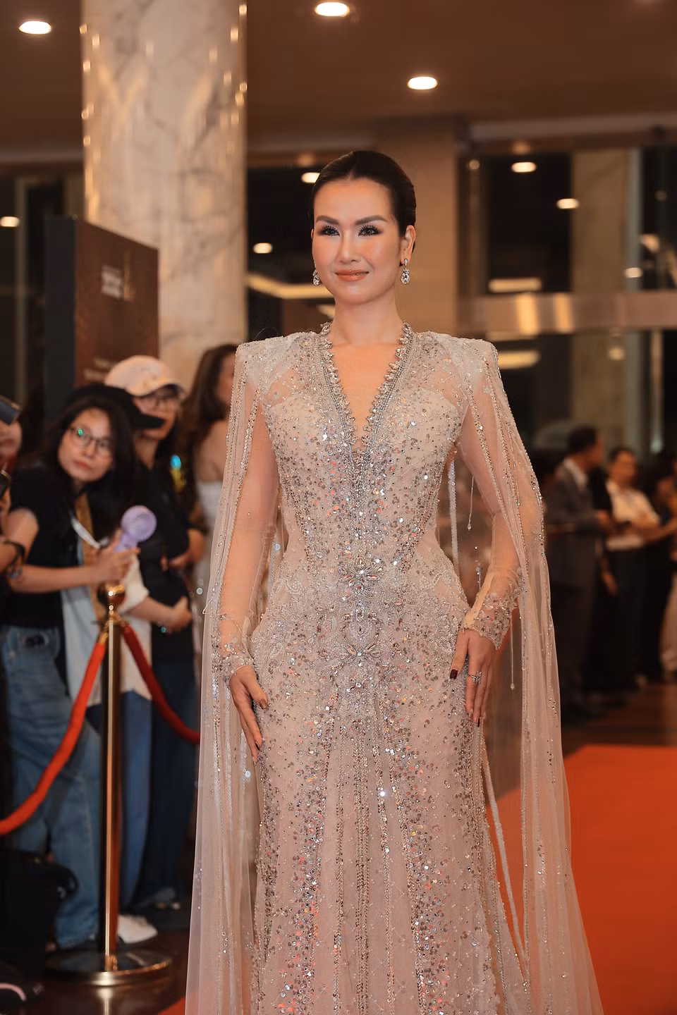 Võ Hạ Trâm diện đầm dạ hội đính cườm rực rỡ, tôn vẻ mạnh mẽ đã đi liền với giọng ca đầy nội lực. (Ảnh: Minh Anh/Vietnam+)