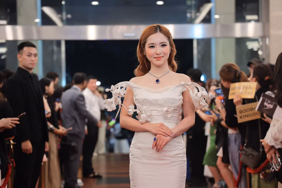 Nữ ca sỹ nổi bật với tóc và makeup tông màu cam. (Ảnh: Minh Anh/Vietnam+)