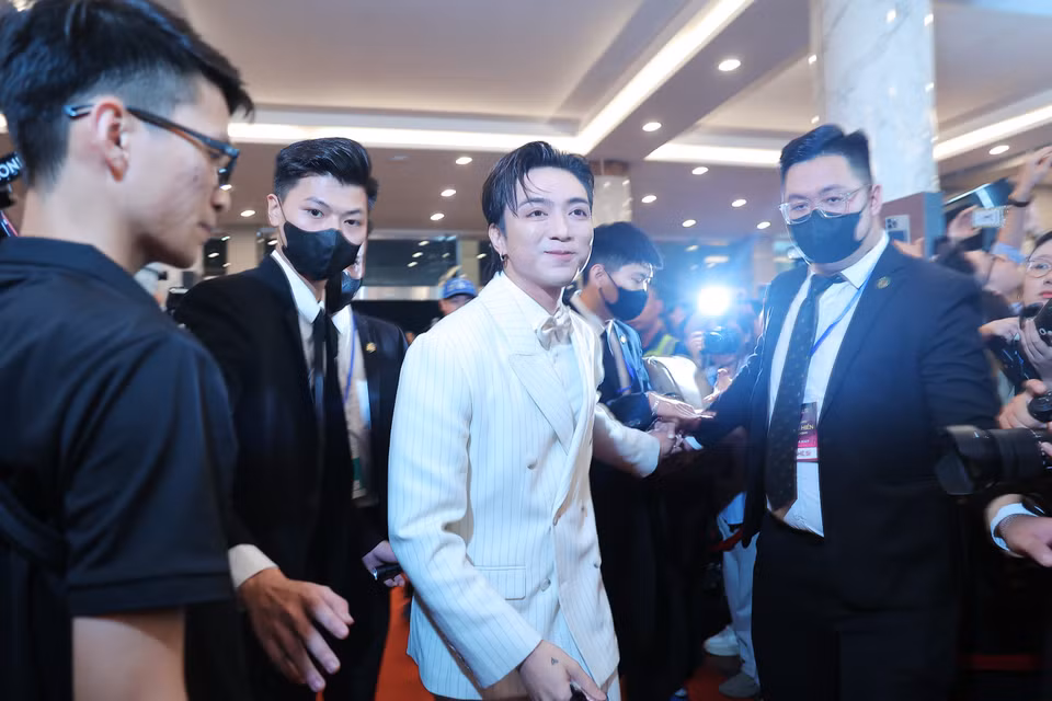 Anh là một trong những cái tên được săn đón nhất khi cộng đồng fan Kingdom của anh tập trung săn đón cả trong và ngoài cung. (Ảnh: Minh Anh/Vietnam+)