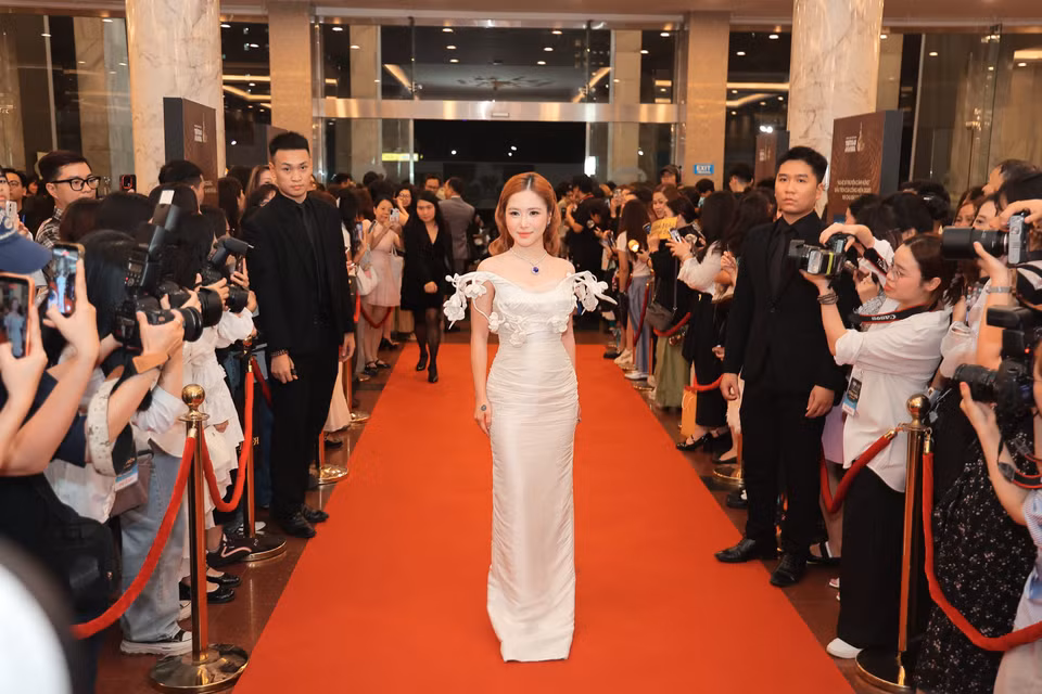 Hương Tràm thả dáng khi tái xuất showbiz. (Ảnh: Minh Anh/Vietnam+)