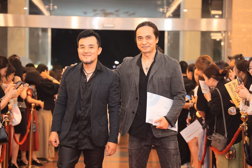 Bộ đôi guitarist của Bức Tường - Trần Tuấn Hùng và Vũ Hà. (Ảnh: Minh Anh/Vietnam+)