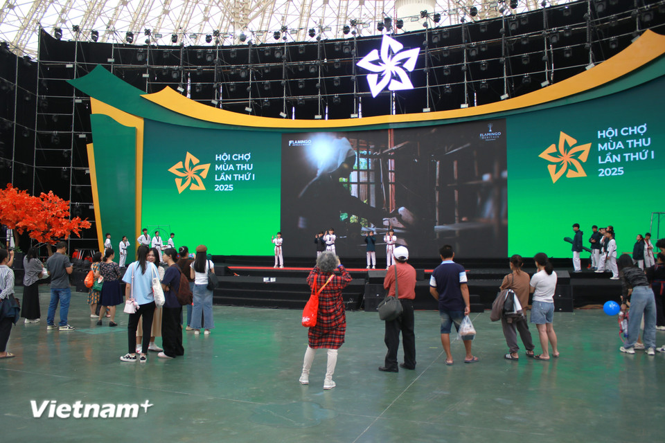 Từ ngày 25/10-4/11 tại Trung tâm Triển lãm Việt Nam diễn ra Hội chợ mùa Thu lần thứ nhất (2025) với nhiều hoạt động để trải nghiệm, trong đó có phân khu "Tinh hoa văn hóa Việt và Điểm hẹn giao thương." (Ảnh: Minh Anh/Vietnam+)