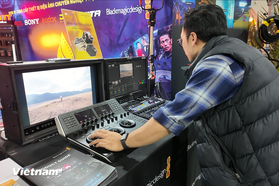 Tại phân khu dành riêng cho điện ảnh còn có không gian trải nghiệm chỉnh màu cho phim "Mưa đỏ" dành cho khách tham quan. (Ảnh: Minh Anh/Vietnam+)