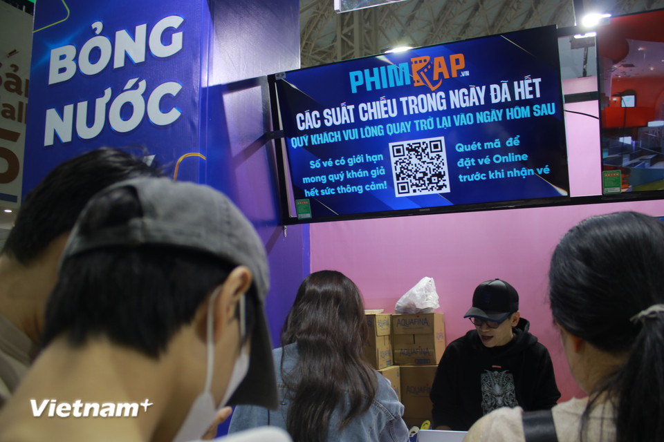 Đặc biệt trong khuôn khổ hội chợ, mỗi ngày đều có 3 suất chiếu phim "Mưa đỏ" và 2 suất "Tử chiến trên không." Mỗi suất có khoảng 100 vé phát ra cho người đăng ký sớm. (Ảnh: Minh Anh/Vietnam+)