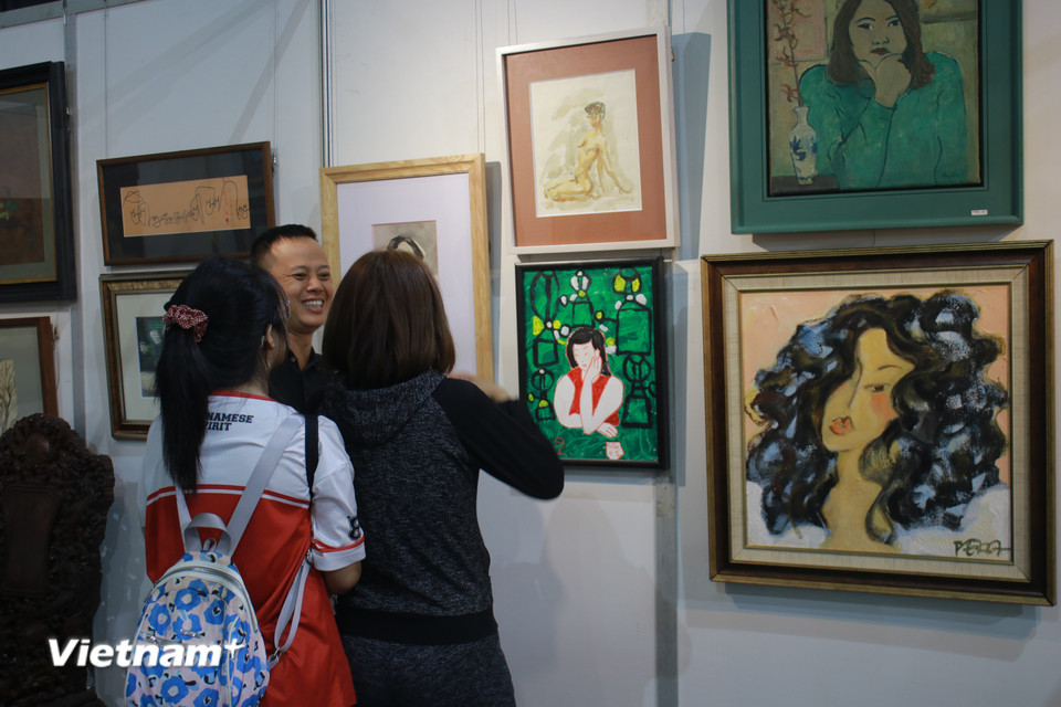 Một góc nhỏ dành cho mỹ thuật hội họa, cho phép du khách có trải nghiệm gần tương dương với ở bảo tàng. (Ảnh: Minh Anh/Vietnam+)