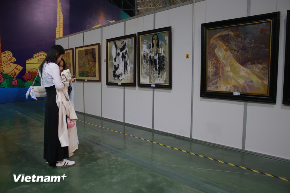 Giới trẻ yêu thích ngôn ngữ hội họa có nơi để ngắm tranh và "checkin." (Ảnh: Minh Anh/Vietnam+)