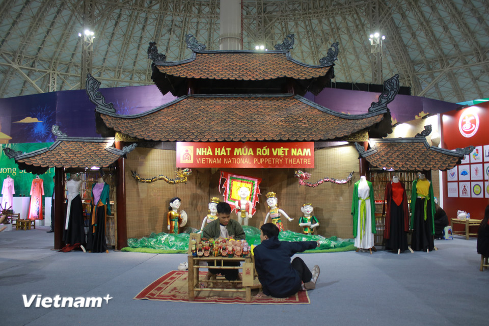 Bên cạnh điện ảnh là những không gian truyền thống như múa rối nước, tuồng... Trong hình là mô hình thủy đình trên cạn đầy ấn tượng của Nhà hát Múa rối Việt Nam tại trung tâm không gian triển lãm. (Ảnh: Minh Anh/Vietnam+)