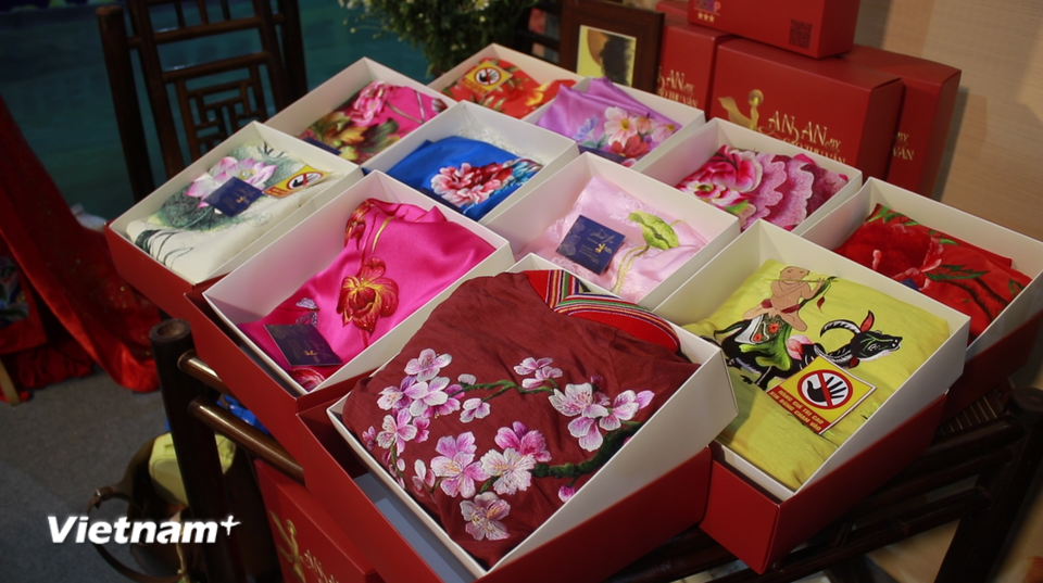 Nhiều mẫu thiết kế họa tiết đẹp mắt được thêu tay bởi các thợ, nghệ nhân, trưng bày tại một gian hàng thời trang áo dài khác. (Ảnh: Minh Anh/Vietnam+)