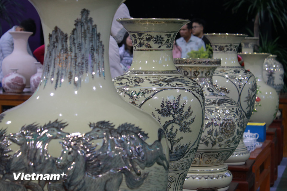 Nhiều bình có giá hàng chục triệu đồng. (Ảnh: Minh Anh/Vietnam+)