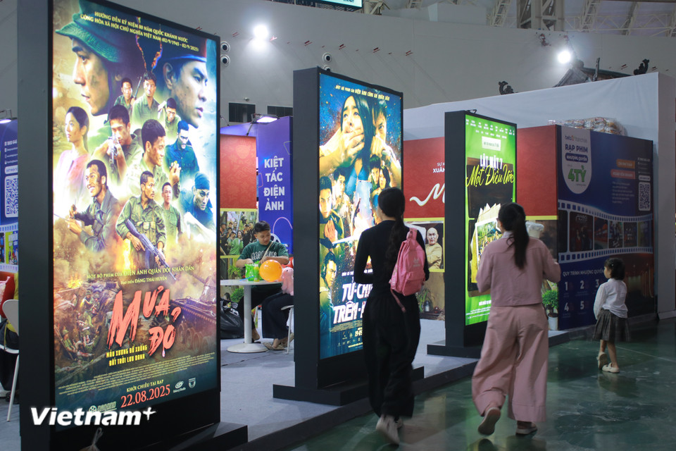 Trong đó điện ảnh với sức hút từ các phim chiếu rạp gây sốt thời gian qua là một trong những không gian được ghé thăm thường xuyên và đông đảo nhất. (Ảnh: Minh Anh/Vietnam+)