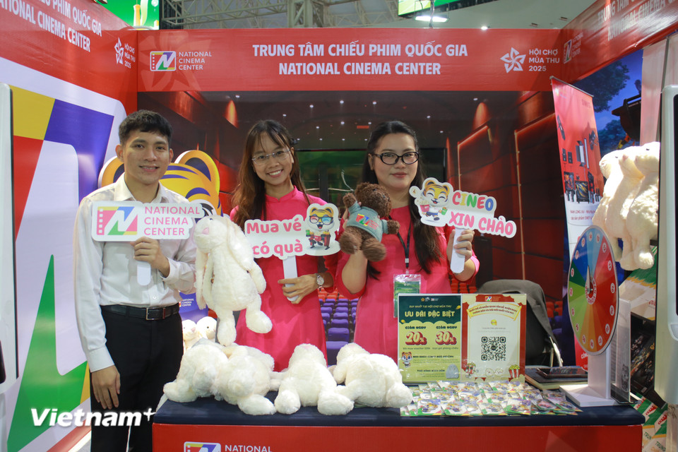 Quầy hàng của Trung tâm Chiếu phim Quốc gia với các chương trình quay số trúng thưởng vé xem phim hoặc ưu đãi khi bao trọn một suất chiếu. (Ảnh: Minh Anh/Vietnam+)