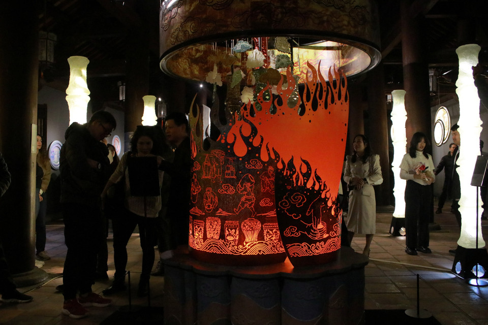 "Màu thời gian" - tác phẩm đèn và chất liệu mica, chất liệu tổng hợp, được tạo hình như ngọn lửa, ý nói đây là sự khởi nguồn, bắt đầu. (Ảnh: Minh Anh/Vietnam+)