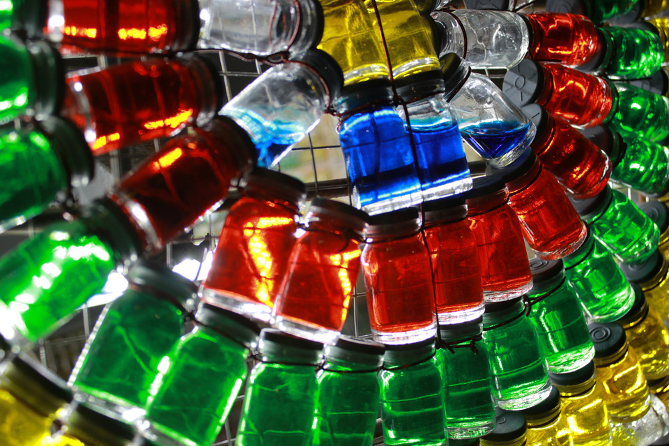 Cận cảnh những lọ nước tạo nên màu sắc và hiệu ứng ánh sáng bắt mắt cho cặp kỳ lân giành giải nhì. (Ảnh: Minh Anh/Vietnam+)