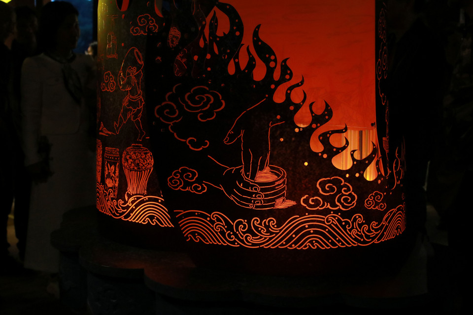 Những mô tả nghề nung, nghề gốm nổi bật trên tác phẩm này. (Ảnh: Minh Anh/Vietnam+)