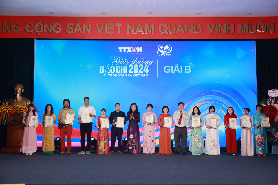 Tập thể nhóm tác giả đoạt giải B. (Ảnh: Hoài Nam/Vietnam+)