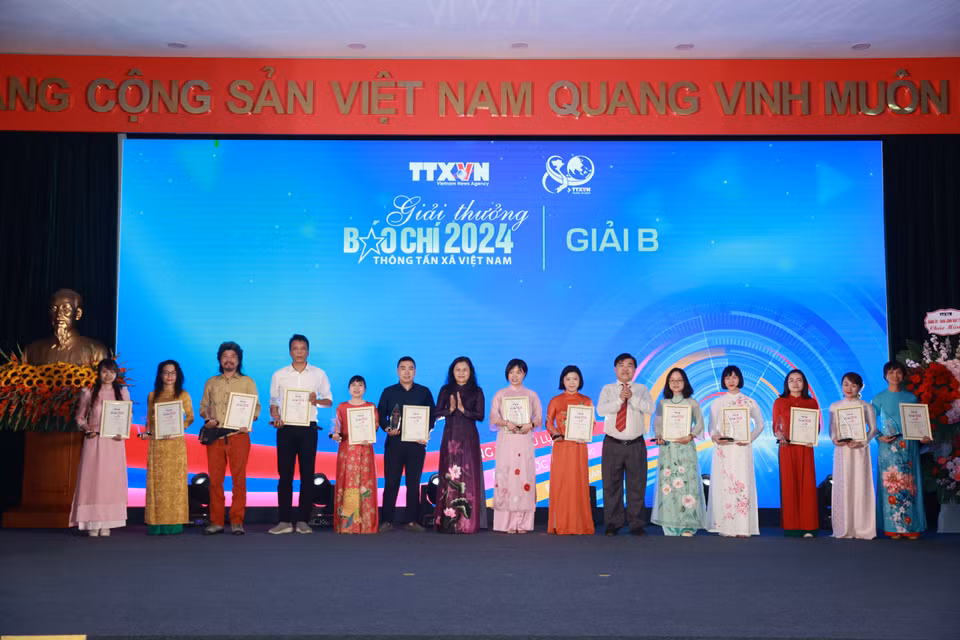 Tập thể nhóm tác giả đoạt giải B. (Ảnh: Hoài Nam/Vietnam+)