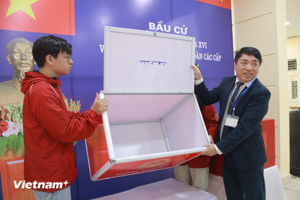 Những cử tri đầu tiên tại điểm bầu cử số 20 của phường Bạch Mai bắt đầu thực hiện quyền công dân từ 7 giờ 00 ngày 15/3, hoạt động bầu cử diễn ra nghiêm túc và ngăn nắp. (Ảnh: Vietnam+)