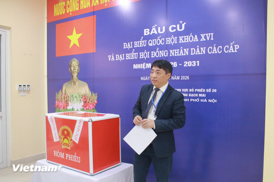 Phó Giáo sư, Tiến sỹ Trần Ngọc Khiêm, Phó Giám đốc Đại học Bách Khoa Hà Nội, trưởng điểm bầu cử số 20 của phường Bạch Mai chia sẻ để tiến hành việc bầu cử hôm nay, công tác chuẩn bị đã được thực hiện rất chu đáo. (Ảnh: Vietnam+)