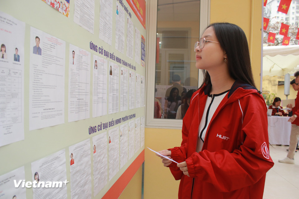 Đoàn thanh niên tuyên truyền đầy đủ cho sinh viên về hoạt động bỏ phiếu vào Quốc hội và Hội đồng nhân dân các cấp. (Ảnh: Vietnam+)