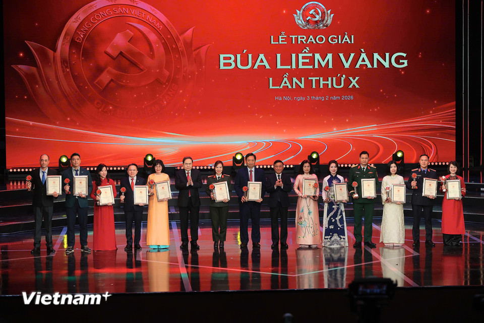 Tập thể tác giả đoạt giải B giải Búa liềm Vàng lần X năm 2025. (Ảnh: Hoài Nam/Vietnam+)