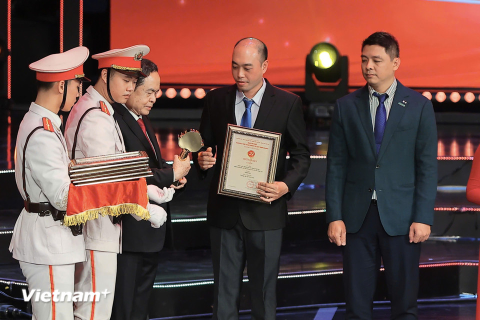 Tác giả Vũ Minh Đức, Thông tấn xã Việt Nam, nhận giải B. (Ảnh: Hoài Nam/Vietnam+)