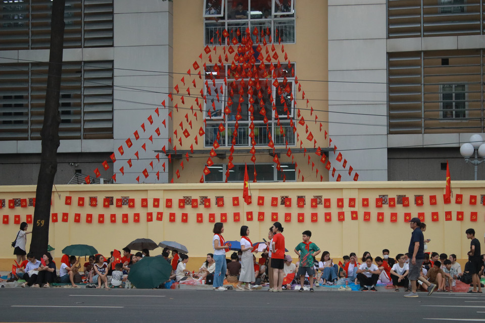 Càng đến đầu giờ chiều, người dân tụ tập càng đông. (Ảnh: Minh Anh/Vietnam+)