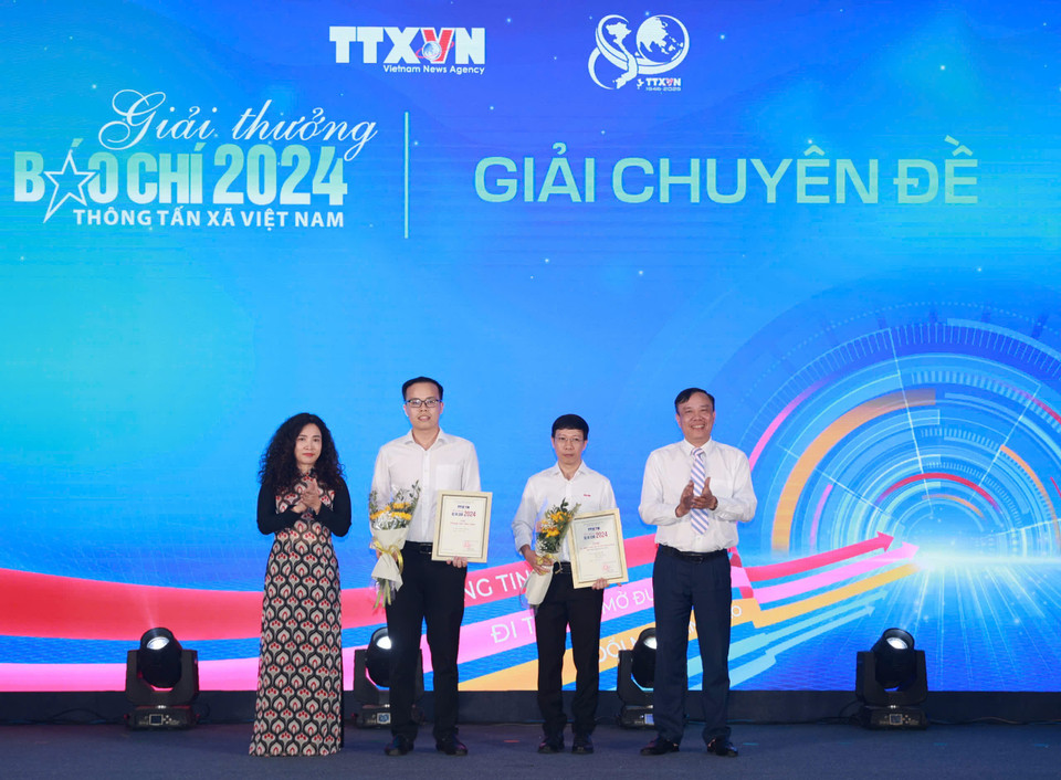 Hai tác giả thuộc Báo Tin Tức nhận giải với tác phẩm "Lật tẩy thủ đoạn 'cò' đổi bằng lái xe ở Hà Nội" - tác giả Phạm Thế Đoàn (giải Phóng viên Dấn thân) và "Chặn đứng lãng phí tài sản công của nhóm tác giả Nguyễn Hà Ngọc, Phạm Hoài Nam, Phạm Thùy Hương, Lê Trung Sơn. (Ảnh: Hoài Nam/Vietnam+)