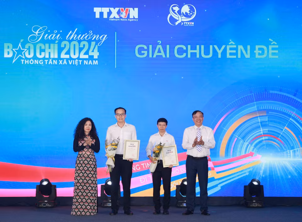 Hai tác giả thuộc Báo Tin Tức nhận giải với tác phẩm "Lật tẩy thủ đoạn 'cò' đổi bằng lái xe ở Hà Nội" - tác giả Phạm Thế Đoàn (giải Phóng viên Dấn thân) và "Chặn đứng lãng phí tài sản công của nhóm tác giả Nguyễn Hà Ngọc, Phạm Hoài Nam, Phạm Thùy Hương, Lê Trung Sơn. (Ảnh: Hoài Nam/Vietnam+)