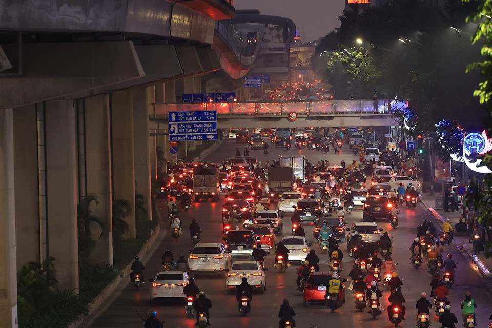 Lưu lượng giao thông tăng cao. (Ảnh: Minh Sơn/Vietnam+)