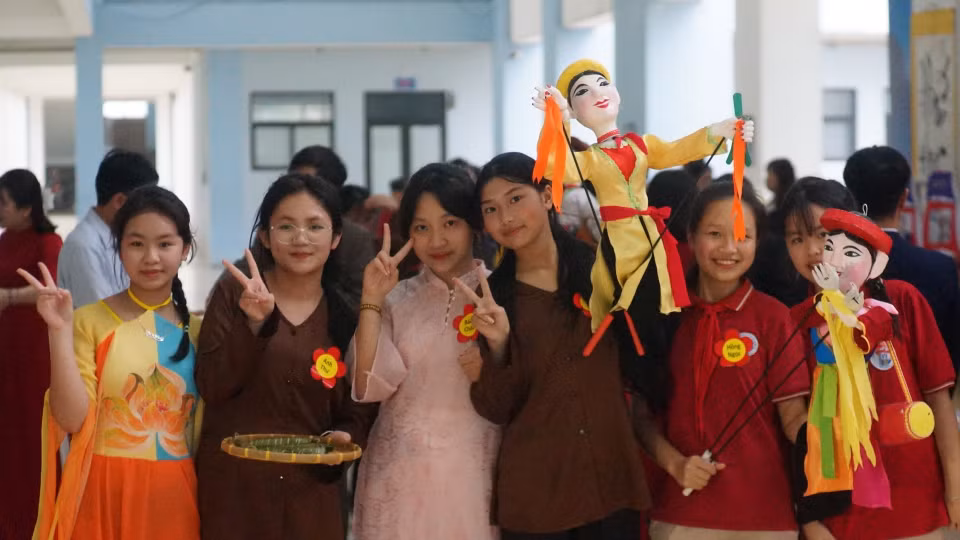 Em Nguyễn Minh Anh, học sinh lớp 8A trường Trung học Cơ sở Mỹ Đức chia sẻ: “Trước đây em chỉ biết đến rối nước, nhưng hôm nay, khi thấy rối cạn và được trải nghiệm thực tế em thấy rất thú vị. Sau buổi trải nghiệm này, em muốn tìm hiểu thêm về múa rối cạn Tế Tiêu. Em cũng muốn sẽ có thêm nhiều hoạt động như thế này tại trường học hơn”. (Ảnh: Hương Ly/Vietnam+)