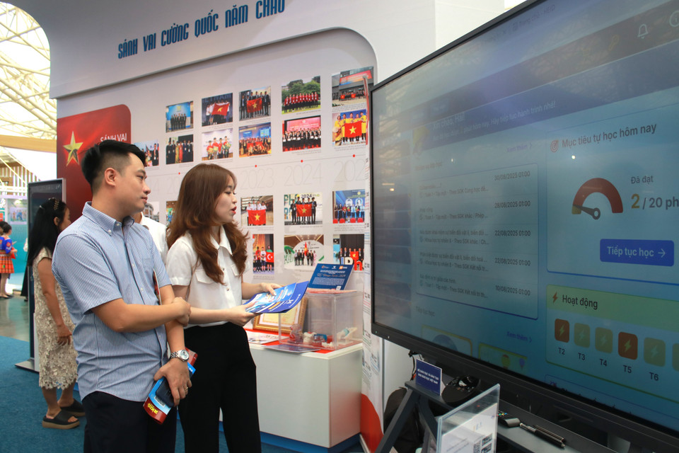 ...mà còn cả các vị phụ huynh, người làm công tác giảng dạy. (Ảnh: PV/Vietnam+)