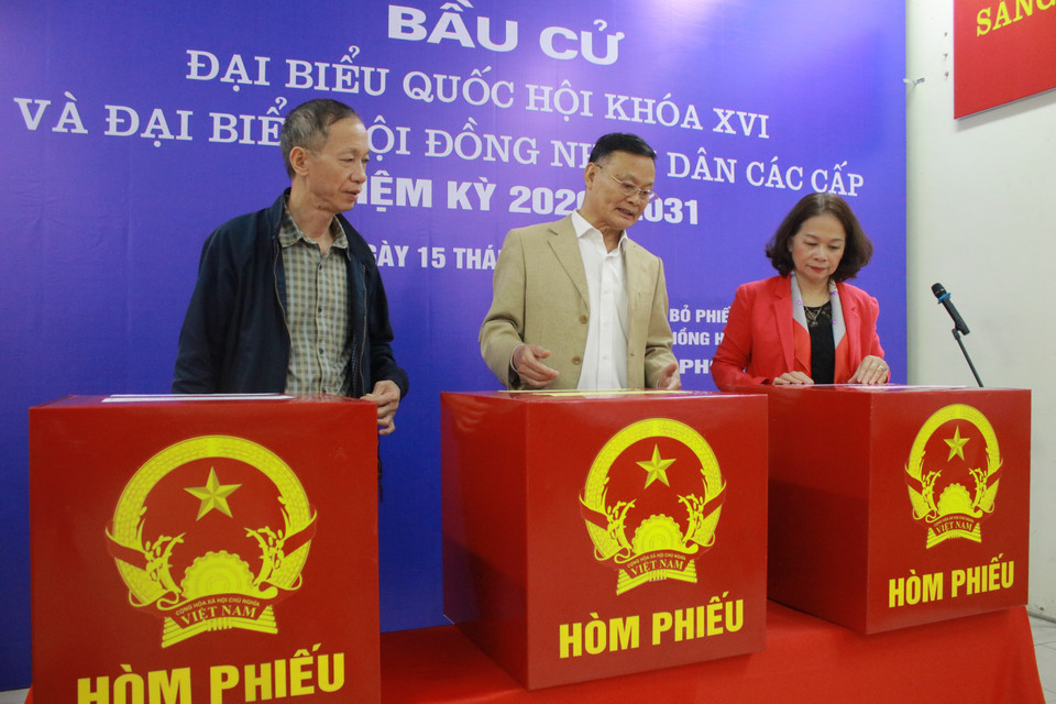 Tại điểm bỏ phiếu số 11, công tác chuẩn bị về cơ bản đã hoàn thiện. Ông Phan Văn Lý - tổ trưởng tổ bầu cử cho biết đây là điểm bỏ phiếu của hơn 4.000 cử tri, trong đó có hơn 1.000 cử tri diện tạm trú. (Ảnh: Minh Anh/Vietnam+)