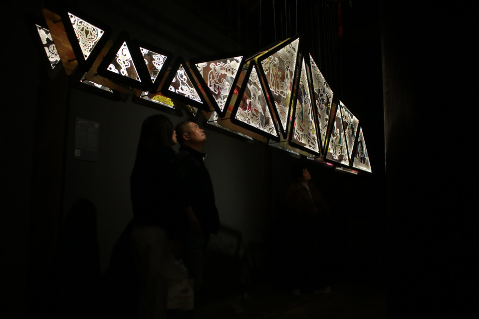 Dễ nhận biết ra nhất là hình tượng cầu Long Biên trên tác phẩm "Nghề phố," thể hiện vẻ đẹp và giá trị nghề truyền thống, văn hóa và lịch sử của Thăng Long xưa. (Ảnh: Minh Anh/Vietnam+)