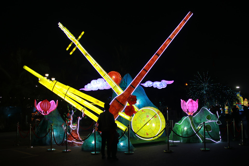 Khèn Mông và đàn Tính người Tày rực sáng trong lễ hội. (Ảnh: Minh Anh/Vietnam+)