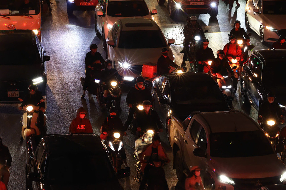 Hàng dài các xe nhích từng chút một. (Ảnh: Minh Sơn/Vietnam+)