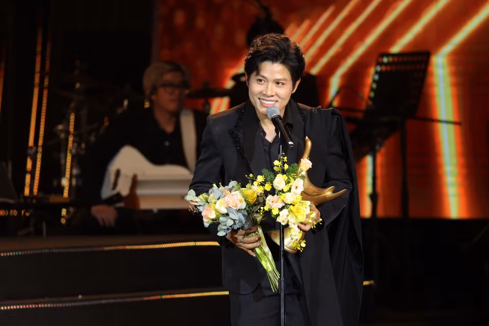 Tác giả loạt hit đình đám Nguyễn Văn Chung nhận giải Nhạc sỹ của năm. (Ảnh: BTC)