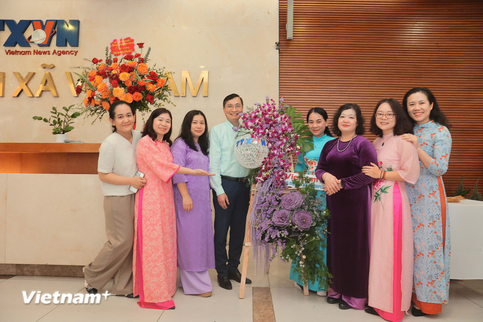 Tác phẩm của VietnamPlus với thông điệp tôn vinh giá trị phái đẹp thông qua từng loại hoa. (Ảnh: PV/Vietnam+)