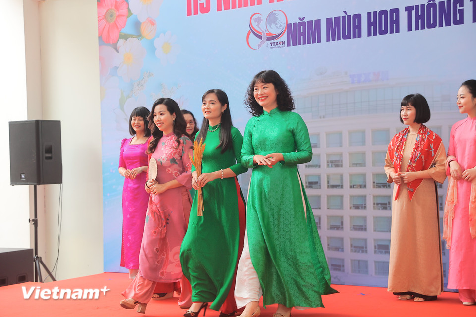 Những "chiến sỹ" trên mặt trận truyền thông tài sắc vẹn toàn. (Ảnh: PV/Vietnam+)