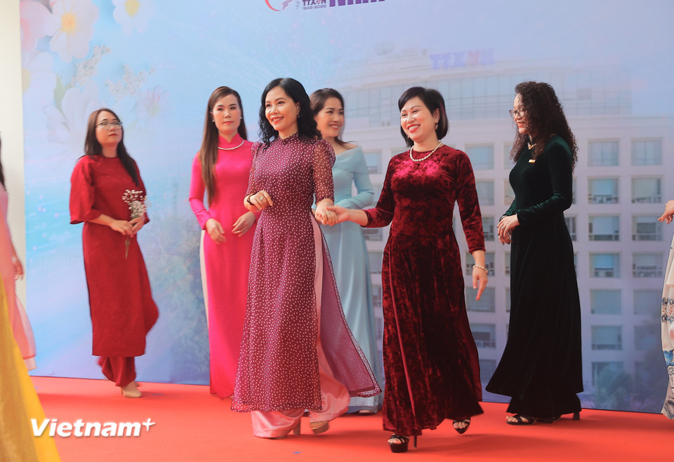 Những "bông hoa" Thông tấn thướt tha trong tà áo dài. (Ảnh: PV/Vietnam+)