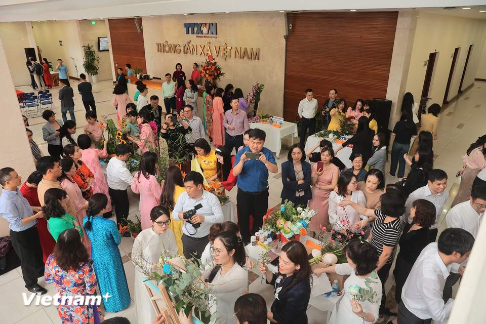 Sau cuộc thi trình diễn áo dài là phần so tài cắm hoa tưng bừng, sôi nổi. (Ảnh: PV/Vietnam+)