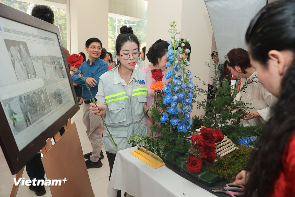 Các thành viên Ban biên tập Ảnh Thông tấn xã Việt nam trổ tài. (Ảnh: PV/Vietnam+)