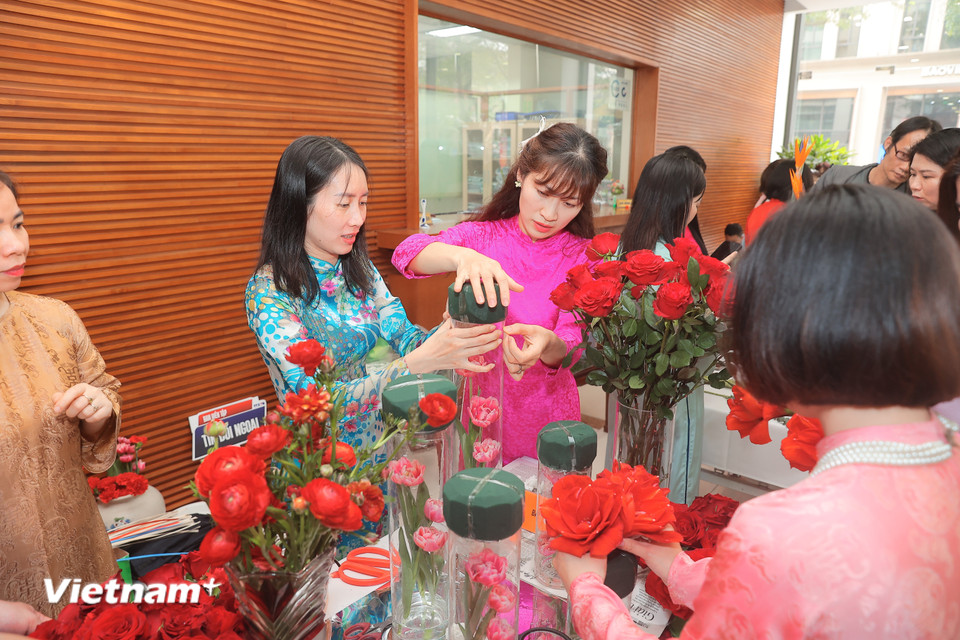 Ban Biên tập tin Đối ngoại với sắc đỏ rực rỡ. (Ảnh: PV/Vietnam+)