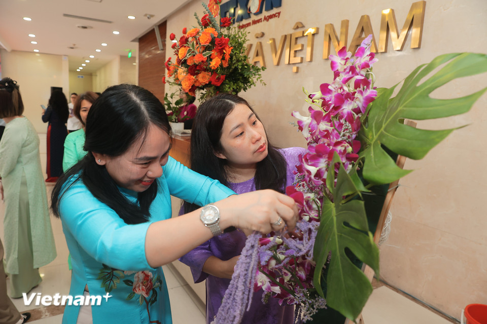 Đội thi Báo Điện tử VietnamPlus với tác phẩm mang sắc tím chủ đạo. (Ảnh: PV/Vietnam+)