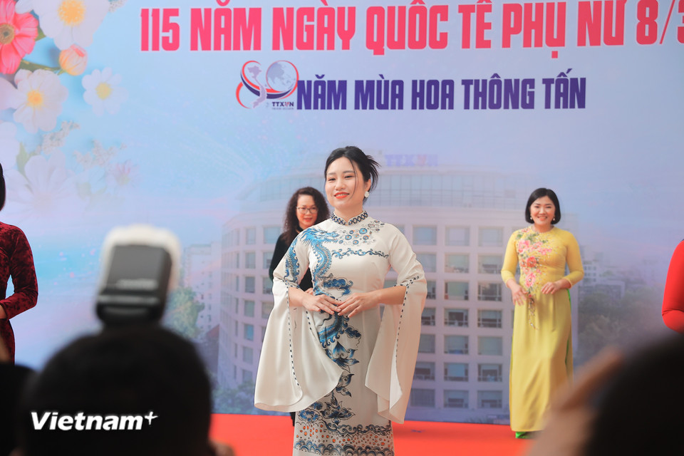 Phái đẹp của tập thể cán bộ nhân viên Thông tấn xã đã cùng nhau khoe sắc vóc và những tà áo dài rực rỡ nhất. (Ảnh: PV/Vietnam+)