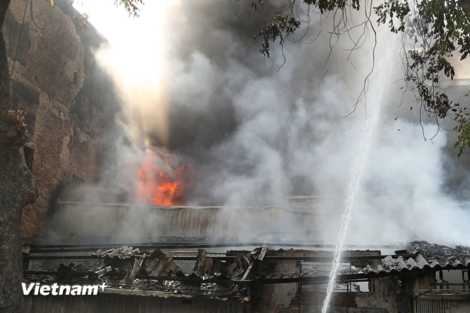 Khoảng 13 giờ 30 phút, đám cháy bùng lên sau đó lan lên mái gây ra nhiều hư hại cho ngôi nhà. (Ảnh: Hoài Nam/Vietnam+)
