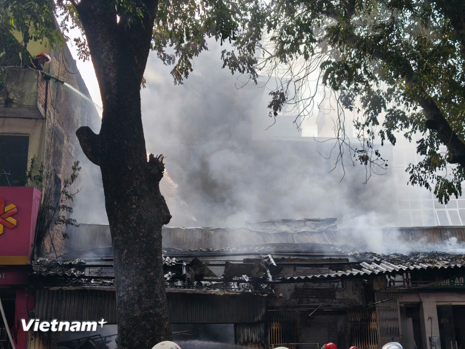 Vụ cháy cũng làm hư hại nặng phần mái. (Ảnh: Hoài Nam/Vietnam+)